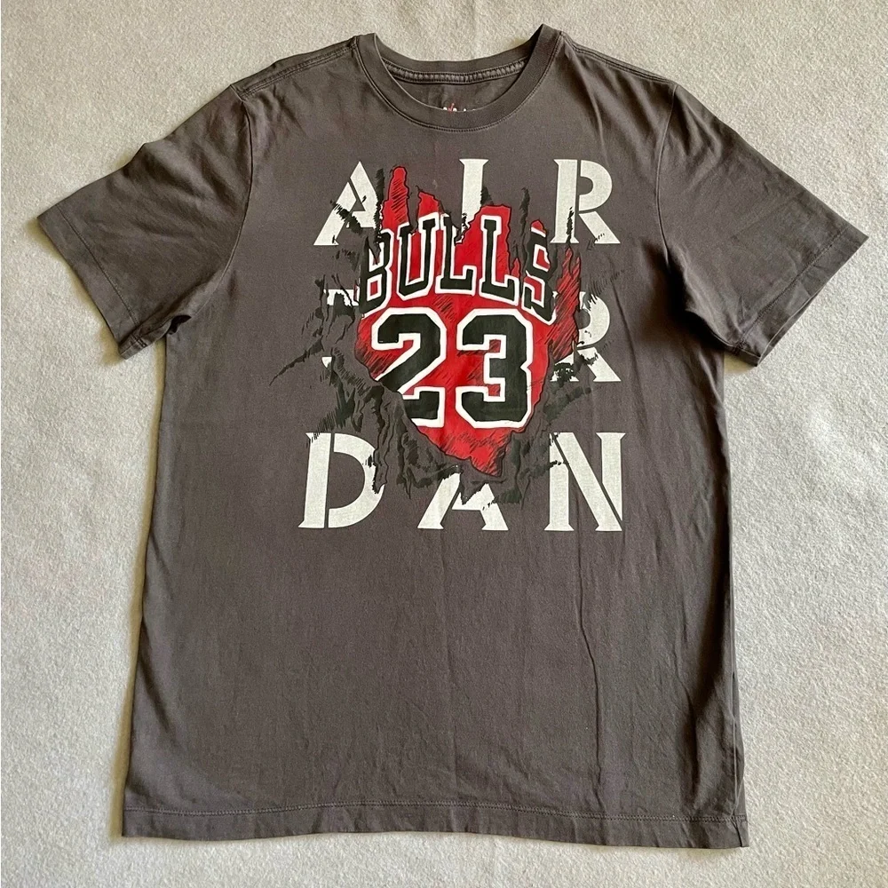 Air Jordan 23 Bulls T-Shirt Men’s Medium Gray Graphic NBA Tee